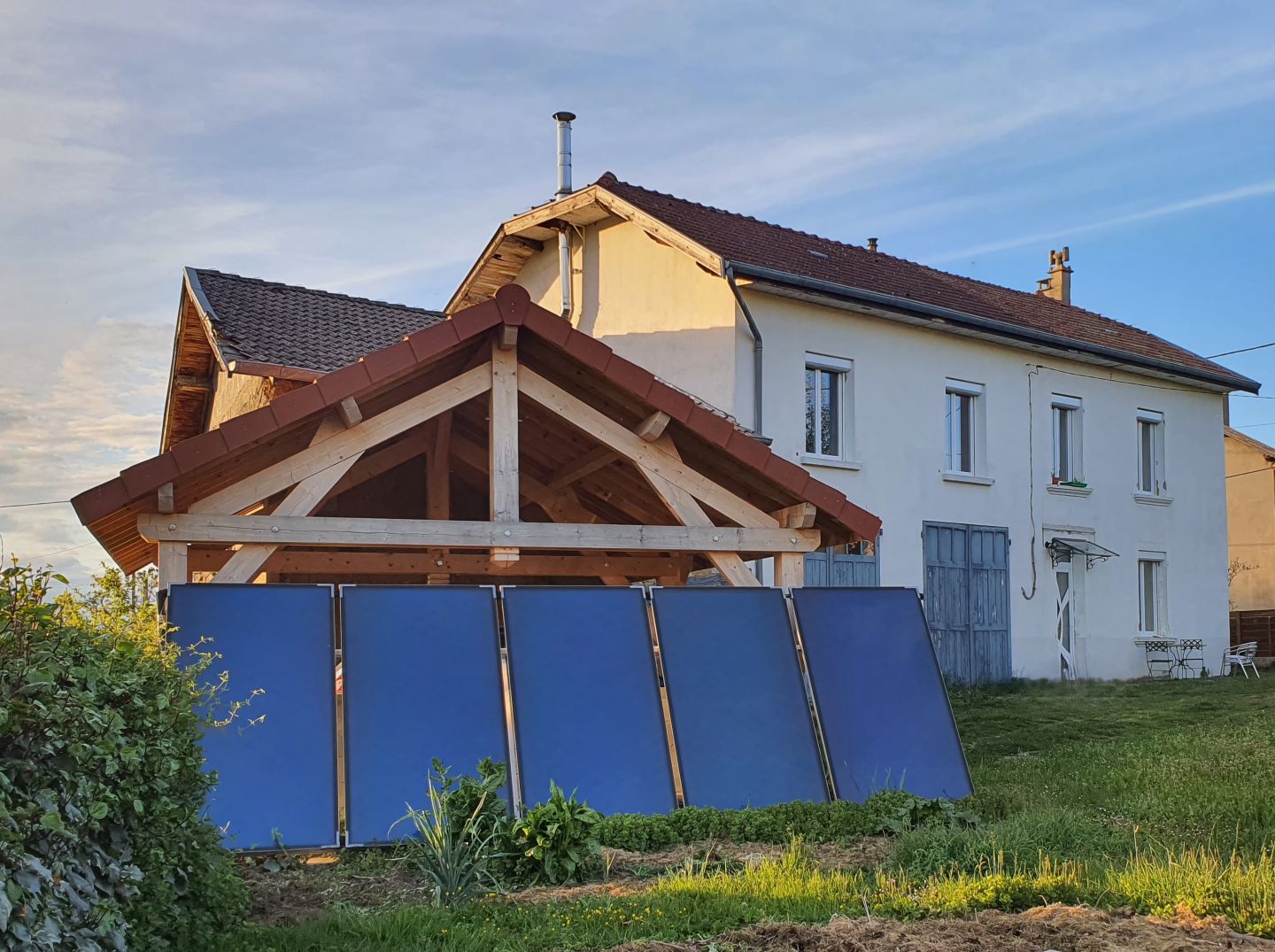 panneaux solaire thermique posé au sol sur chassis